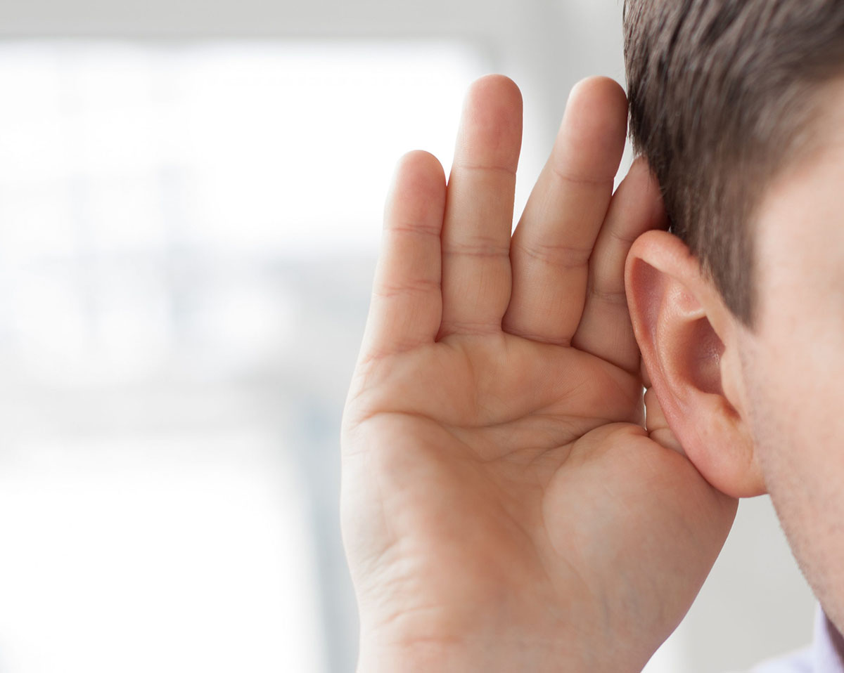 “Ide mondd, ezzel jobban hallok.” - A féloldali hallásvesztés felfedezése és kezelése