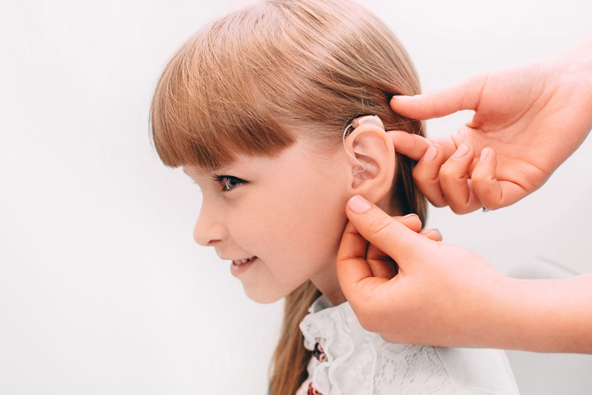 Hallássérült gyermek az iskolában